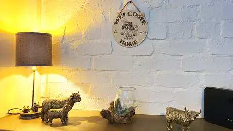 Welcome to our Home Bee on Flower Decorative Sign