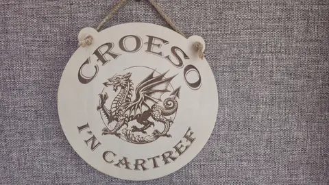 Welsh Dragon with Croeso I'n Cartref hanging wall plaque Welcome to our home